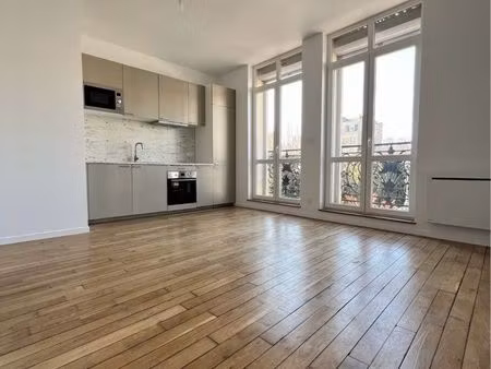 ? t2 rénové – place du forum  reims centre – disponible au 1er juillet