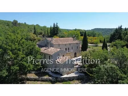 propriété exceptionnelle isolée  en pierre  à reillanne  avec piscine et vue
