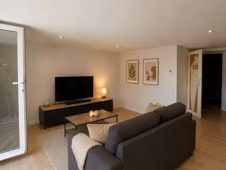 appartement entièrement rénové 75 m² ; 2 chambres ; terrasse & 2 parkings à la chaussée-sa