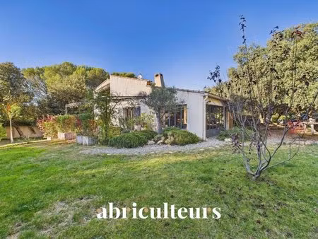 propriété familiale avec terrain de 6 200m²  piscine/ poolhouse  dépendance à rognes...