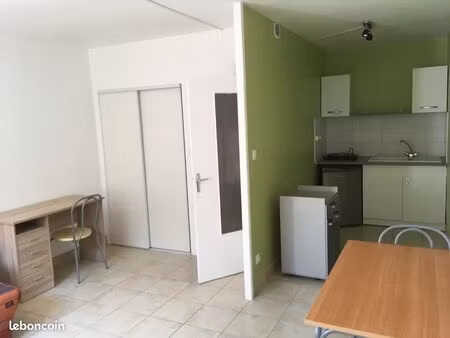 studio proximité lycée jean monnet et commerces