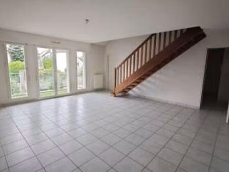 location appartement 3 pièces à noyal-châtillon-sur-seiche (35230) : à louer 3 pièces / 84