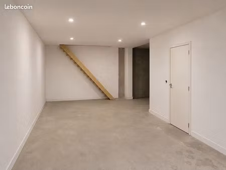 entrepôt de 85 07 m² sur deux niveaux – disponibilité septembre 701