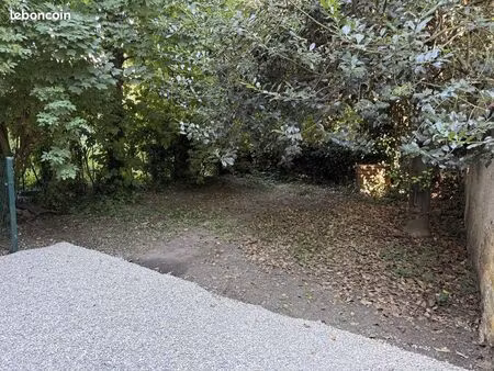 a deux pas du métro gorge de loup  ds petit imm.ancien sécurisé  très joli f2 de 30 m2 + j