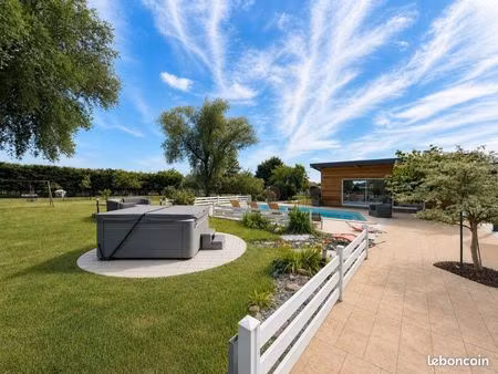 propriété d’exception de 250 m² sur 50 ares avec piscine  dépendance louée et grand jardin