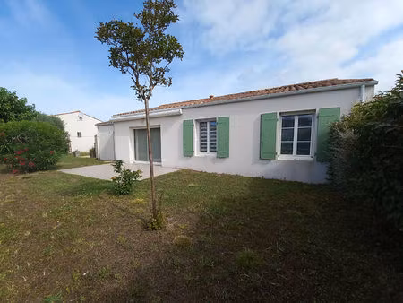 maison récente avec garage et jardin clos dans une résidence intimiste