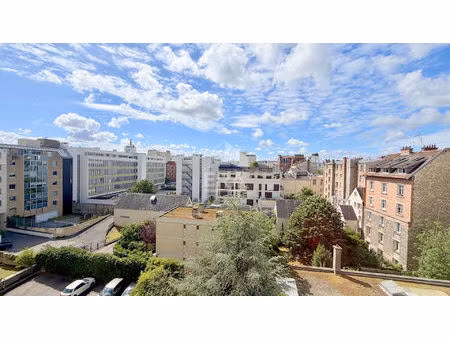 3 pieces 65 m² en parfait état traversant avec balcon et parking