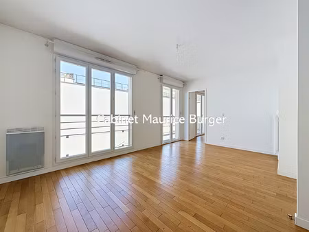 très beau 2 pièces de 43 avec balcon