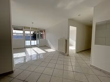 appartement f4 avec 3 chambres et un bureau  4 balcons  un parking