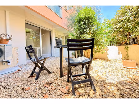 studio a l'annee refait a neuf en rez de jardin.