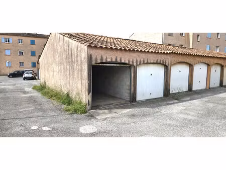 box fermé de 12 m2 avec mezzanine.