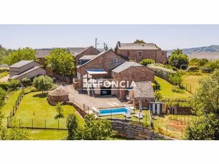 maison en pierres rouges avec vue dominante sur le vallon – saint-christophe-vallon