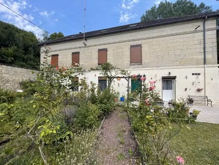 maison en pierre - du potentiel - jardin clos et garages!