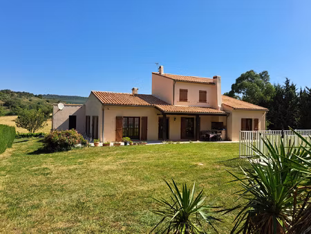 grande maison sur un terrain de 15 780m2 avec une piscine et