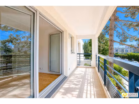 versailles montreuil appartement 2 piècxes 47.5 m² carrez situé au 1er étage avec balcon  