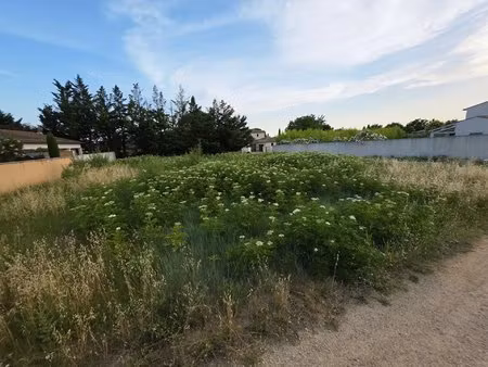 terrain à bâtir à saint-quentin-la-poterie. environnement agréable  en zone résidentielle.