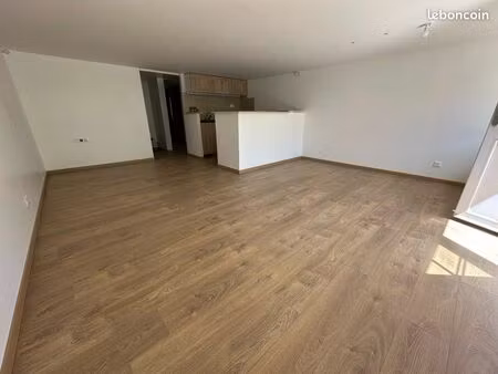 à louer - bel appartement rénové dans l’hyper centre de poligny