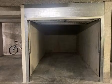 grand box/ garage fermé  sécurisé