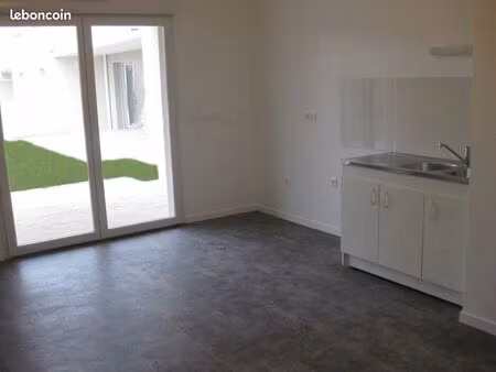 appartement t2 de 2013 basse consommation. rez de jardin parking au sous-sol