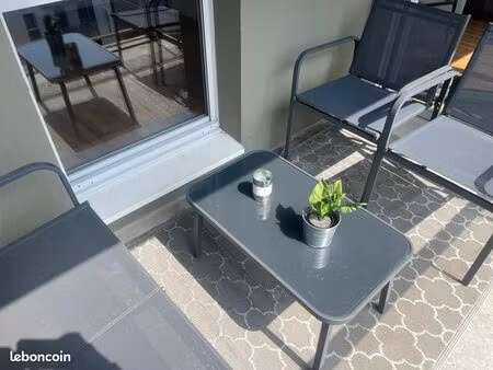 t4 : 3 chbres  balcon  pkg et tout meublé