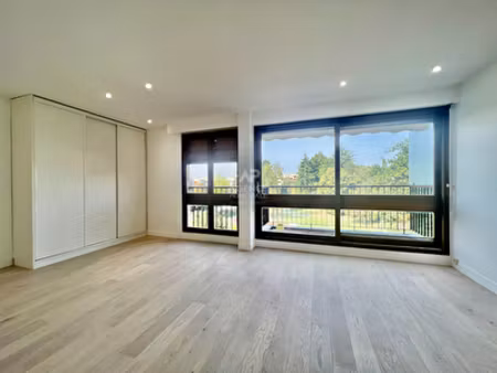 "le chesnay" très joli studio refait à neuf de 35 m² au 2ème et dernier étage sans vis à v