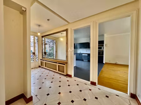 "voisins-le-bretonneux village" comme une maison de 3 pièces de 79 m² avec terrasse  jardi