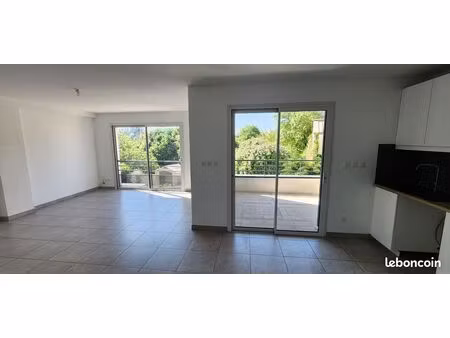 t3 récent  lumineux  72 m² avec terrasse et parking