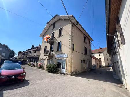 appartement t4 à rénover avec balcon et garage- centre ville de pontatarlierr