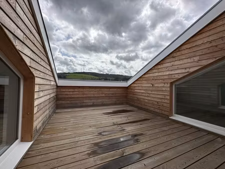 superbe appartement atypique d'environ 110 m² au sol avec terrasse tropézienne