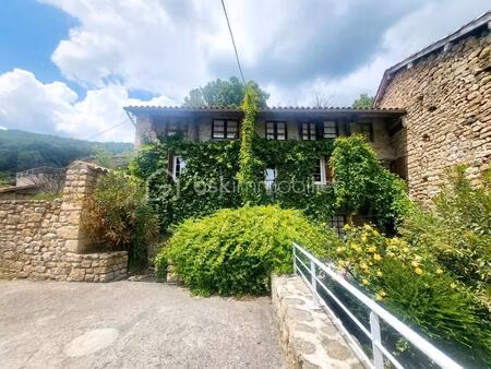 maison en pierre à thueyts