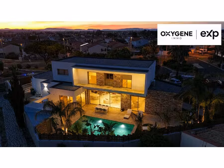 villa d'architecte contemporaine  200 m²  piscine  volumes sp