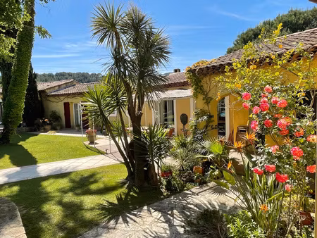 maison avec 4 chambres  terrain de 1800m2  piscine et garage
