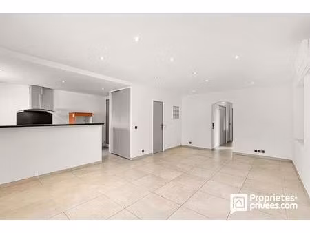 superbe appartement rénové de plain-pied au coeur du village de peymeinade