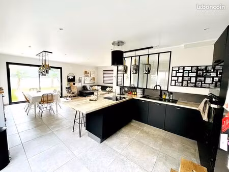 maison individuelle récente – 140 m² – cœur de village – calme – environnement familial