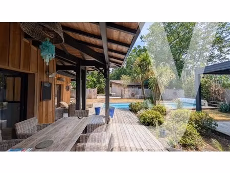 propriété d'exception avec lodge indépendant et piscine chauffée