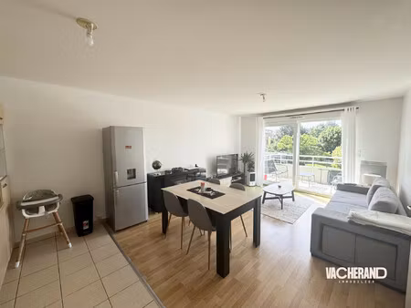 appartement une chambre avec balcon et parking