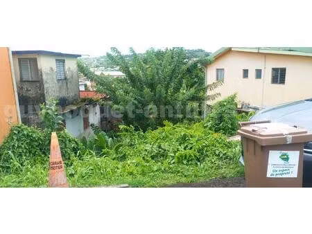 à vendre terrain constructible de 99 m² – saint-esprit