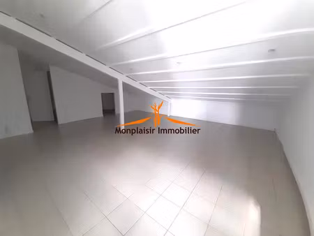 location locaux professionnels 2 pièces 52 m² à baie mahault (97122)  598 €