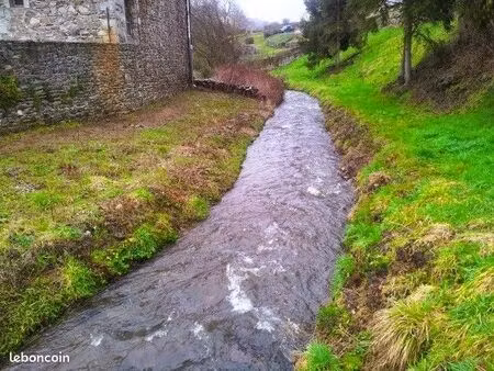 oubliée la canicule sur ce domaine de 4000 m² arboré avec source et cours d’eau à usage pr