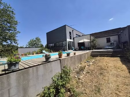superbe maison contemporaine avec piscine en bord de foret et proche d'un axe  poitiers à 
