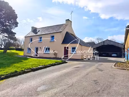 maison avec hangar et dépendances en campagne.