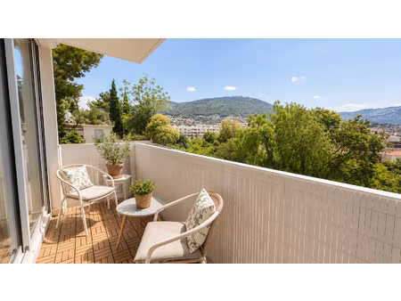 toulon est appartement t2 avec vue dégagée  parking et cav