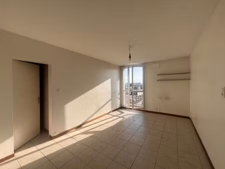 saint michel : au coeur du quartier  lumineux t3 ouvrant sur balcon au calme