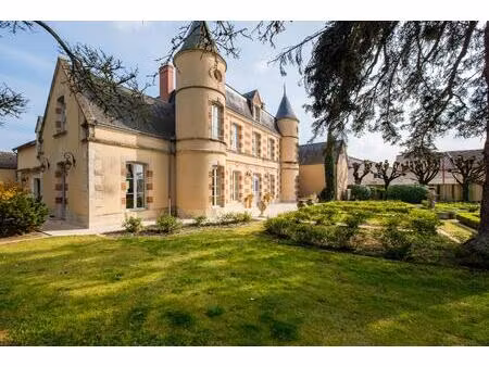 château rénové avec piscine aux portes de poitiers