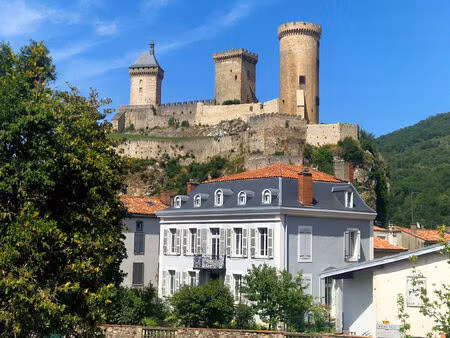 maison de caractère restaurée avec jardin et garage