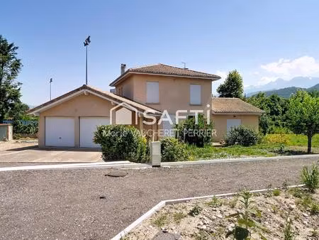 maison familiale avec double garage et jardin au calme
