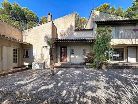 maison d’architecte avec piscine à débordement au cœur de la pinède à pierrevert