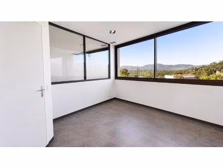 local pro 10 m² indépendant dans complexe de 124m²