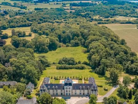 2p + cabine ds 1 château avec piscine