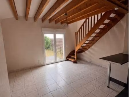 maison mitoyenne 50m² avec jardin et parkings privés – centre de locminé
